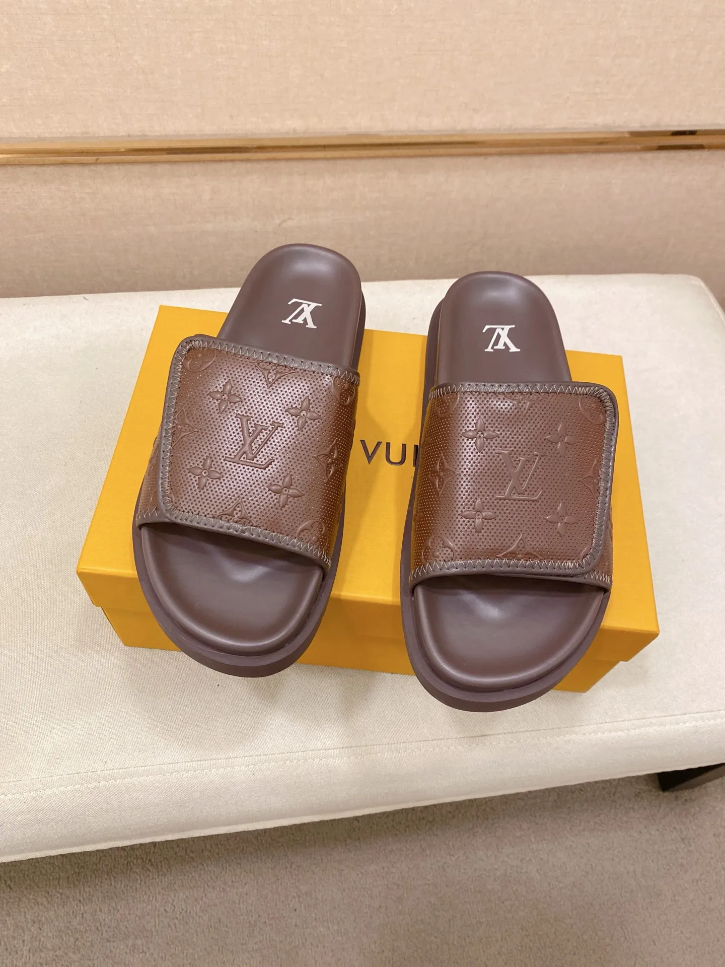 Men's shoes💰: 320💰Made by LV🔍Top purchasing agent, men's spring and summer slippers are available at the same counter. The uppers are made of cowhide imported from Italy, with logo graphics and high-quality craftsmanship. Soles: original soles specially provided by the original factory. Exclusive molded soles are super comfortable. Original goods with single order, 🔍🔍high quality, you can enter and exit the counter at will. Welcome to compare, code number 38-44.